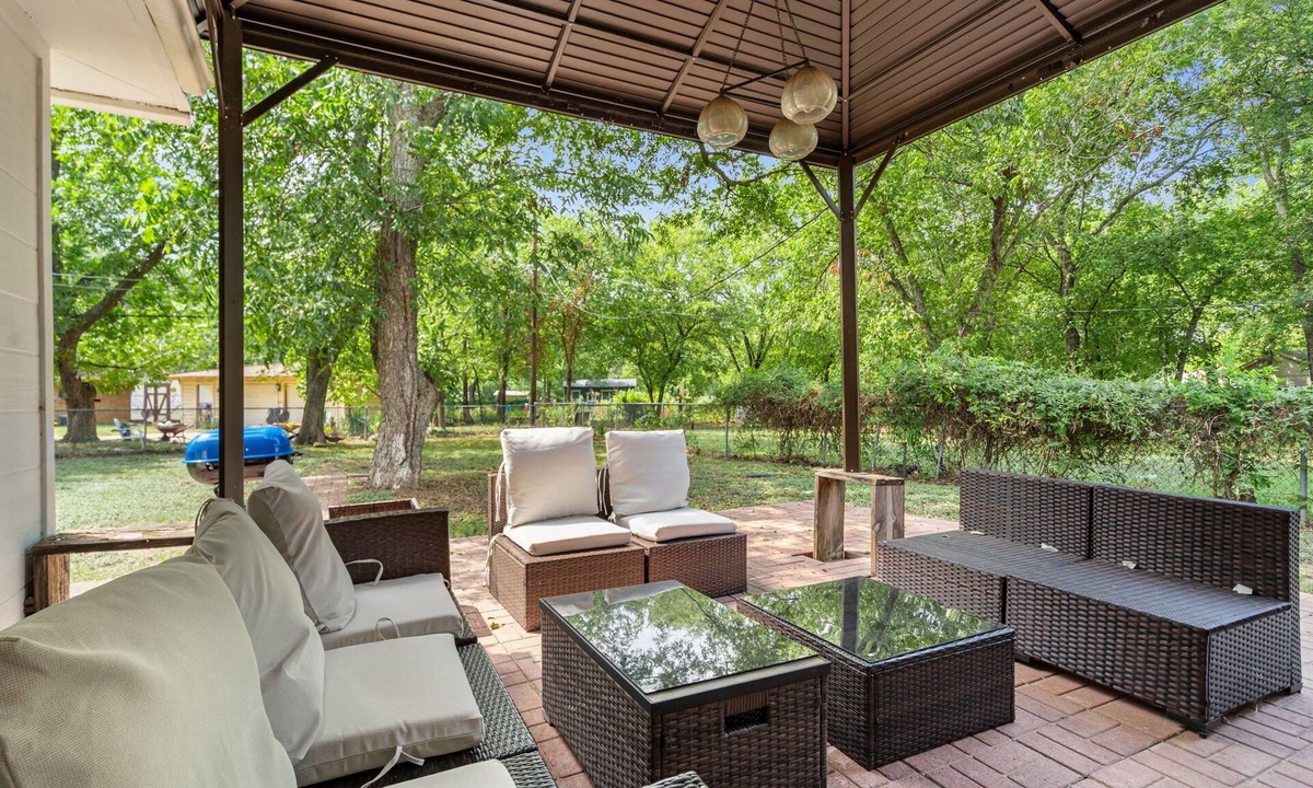 North Richland Hills House | Bright 3BR Beauty NRH - Garage - Huge Yard, Pets