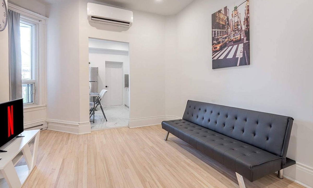 Mile End Apartment | Bright, 4 Bedroom Apt. - Little Portugal