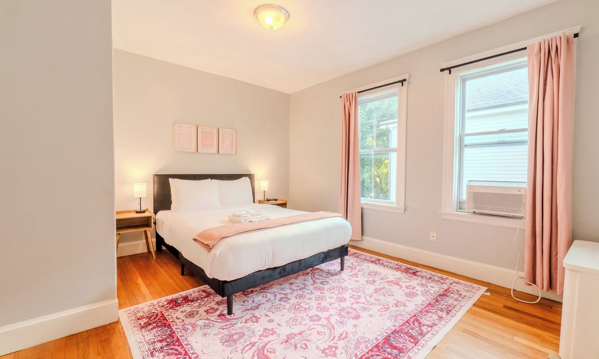 South Medford Apartment | Bright 4BD/1BA Near Tufts & T- 15 Min to Boston