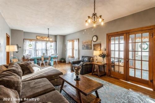 Stuart House | Bright 4BR Bungalow Sleep 12 near Des Moines & i80