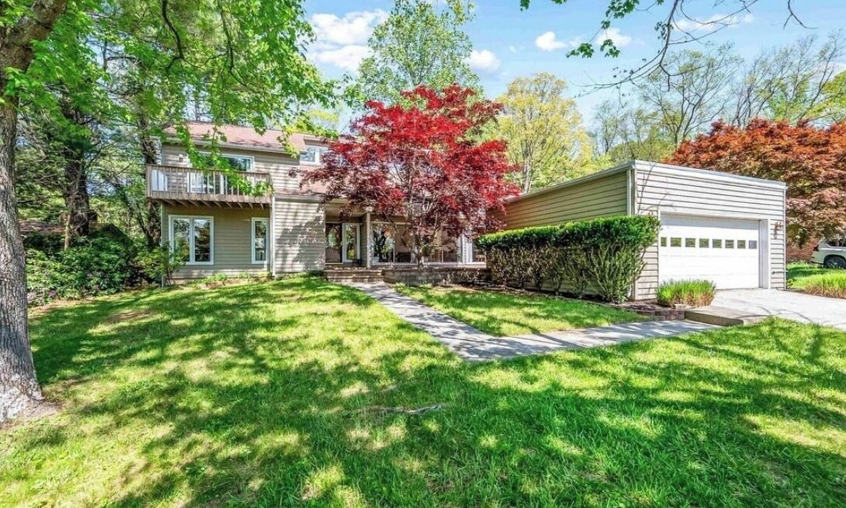 Blacksburg House | Bright 5BR Blacksburg Retreat Big Windows, Patio & Firepit Near VT
