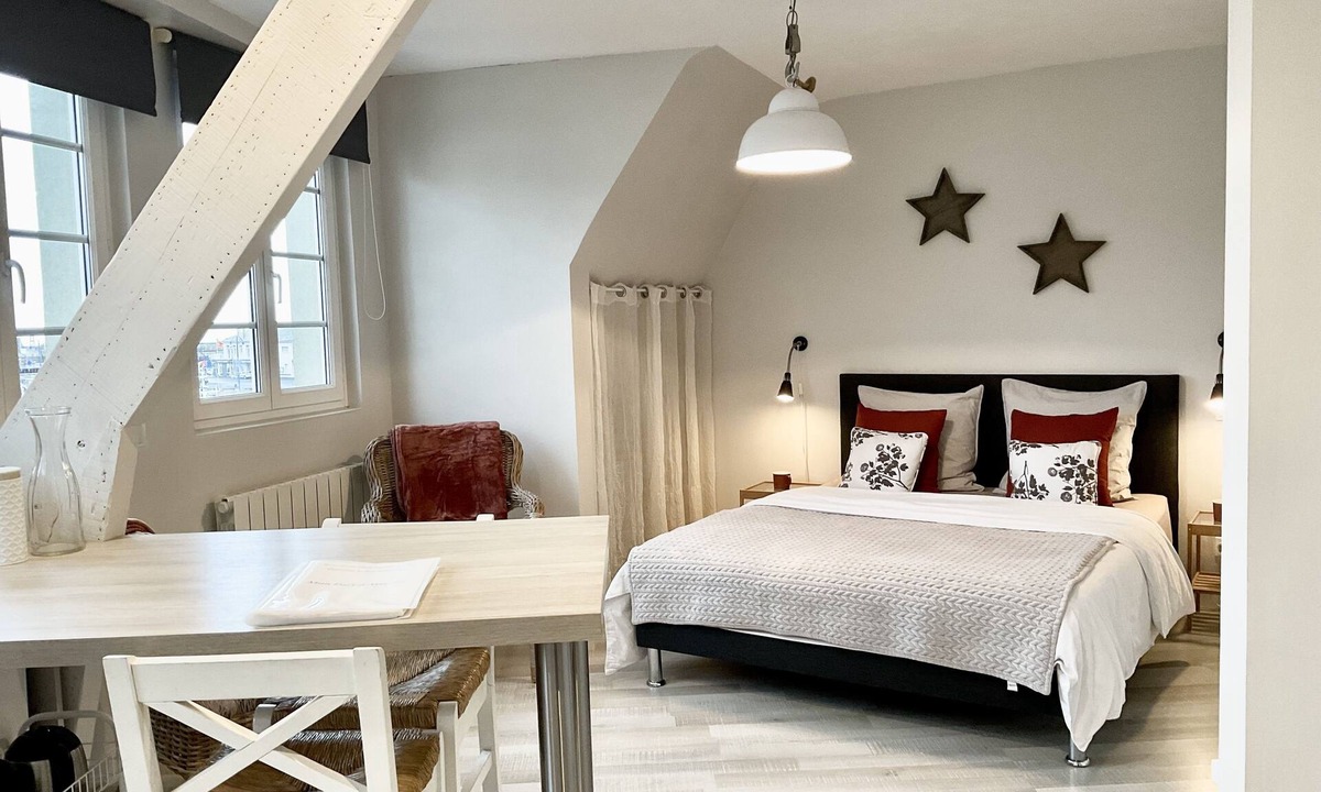 Port-en-Bessin-Huppain Apartment | bright apartment with harbor views