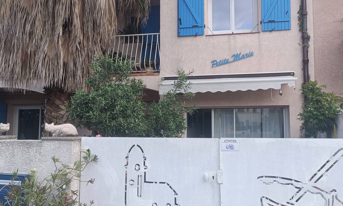 Sant-Vicens Apartment | Bright, air-conditioned studio near shops and bus stops. Garden and parking