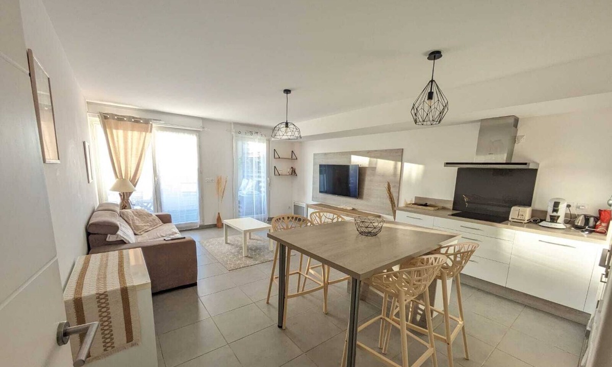 Saint-Jean-de-Vedas Apartment | Bright, air-conditioned apartment with double terrace and parking.