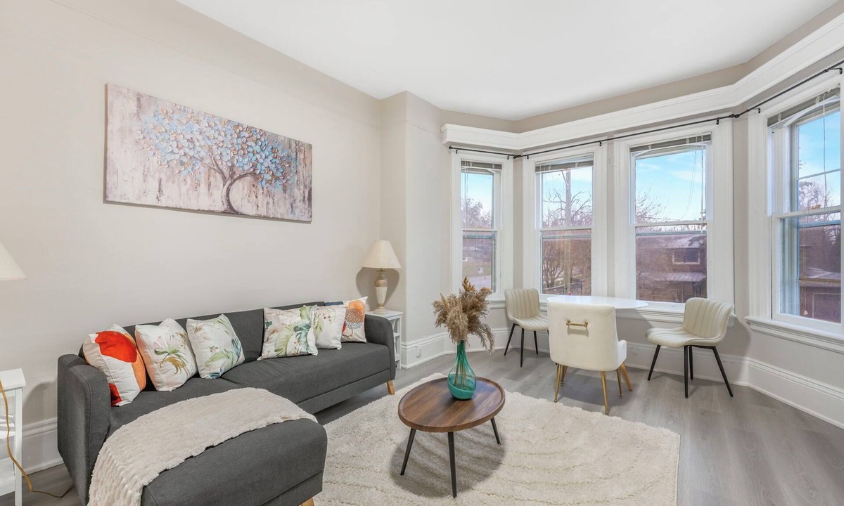 Barrie Apartment | Bright & Airy 1 BR Apt Overlooking Lake Simcoe