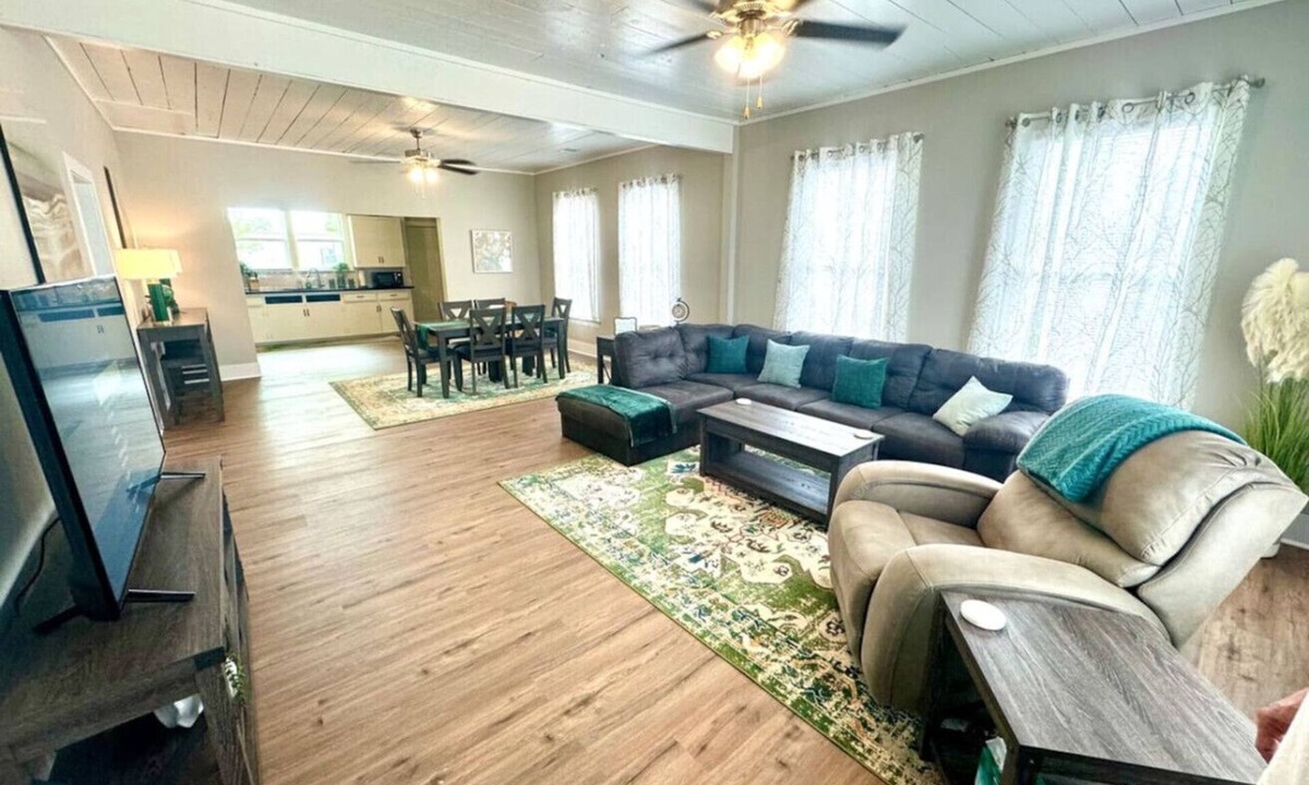 Port Neches House | Bright & Airy 2BR 1BA Home Near The Riverfront