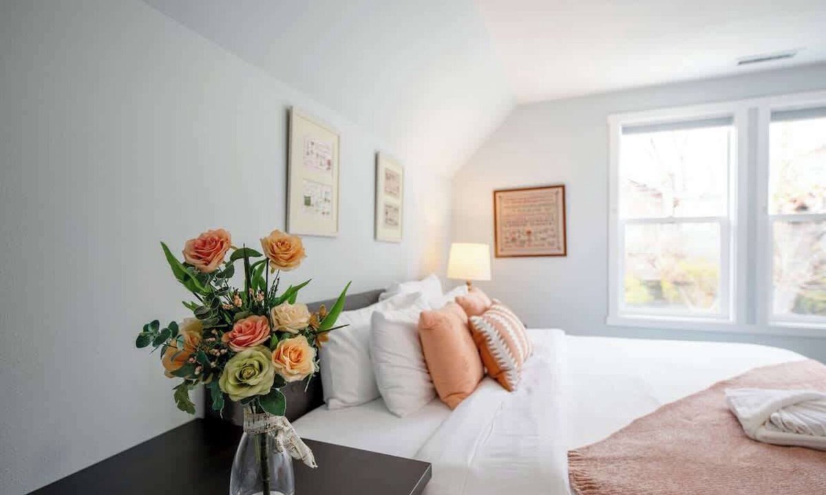 Minor House | Bright & Airy 4b3b Upper unit @ Capital Hill