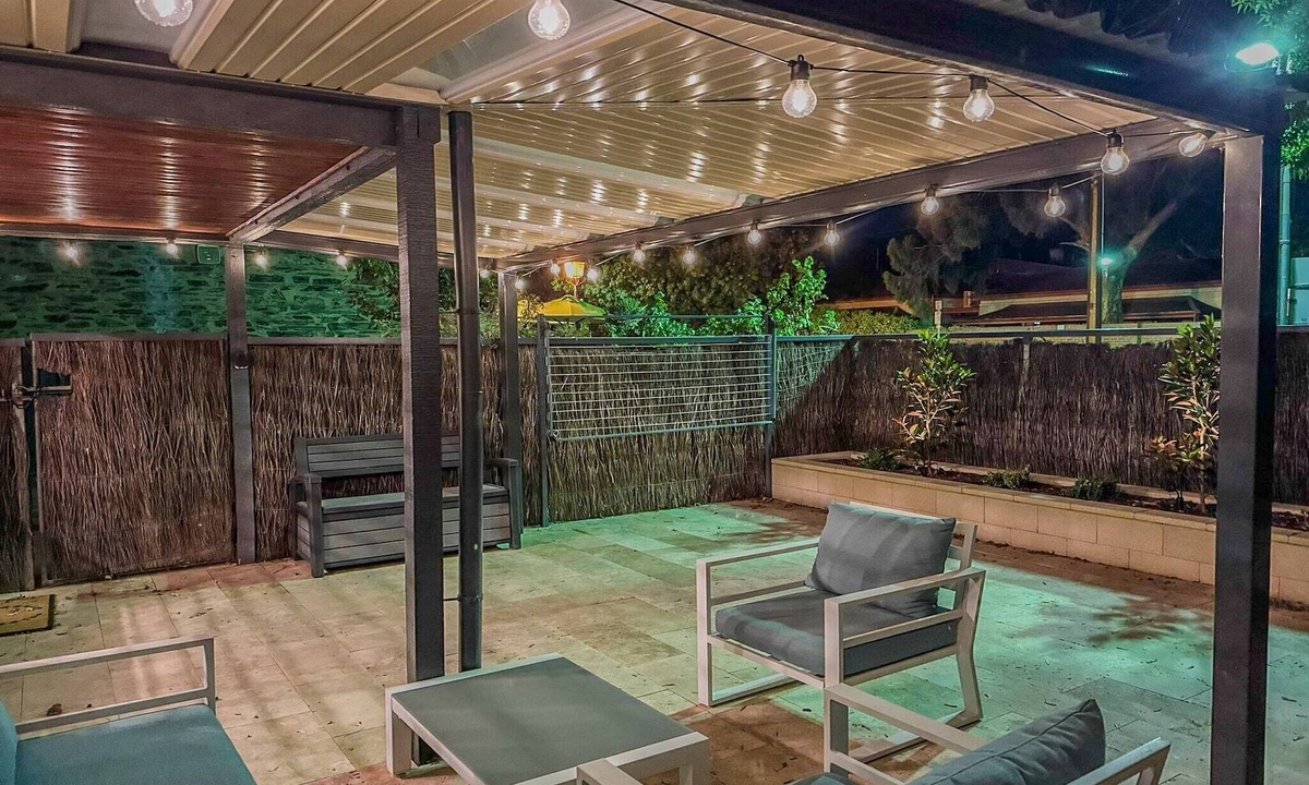 North Adelaide Apartment | Bright & Airy Adelaide Retreat with Courtyard