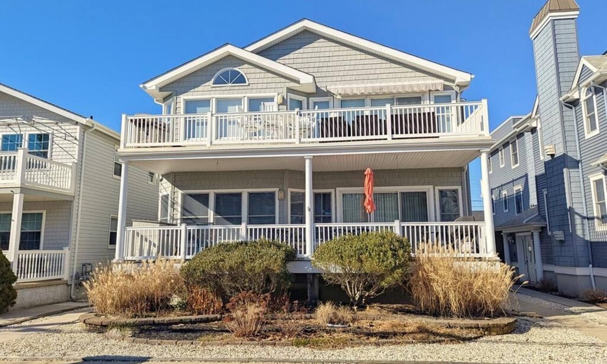 South End House | Bright & Airy Southend 4BR Condo Sleeps 10 Rooftop Deck