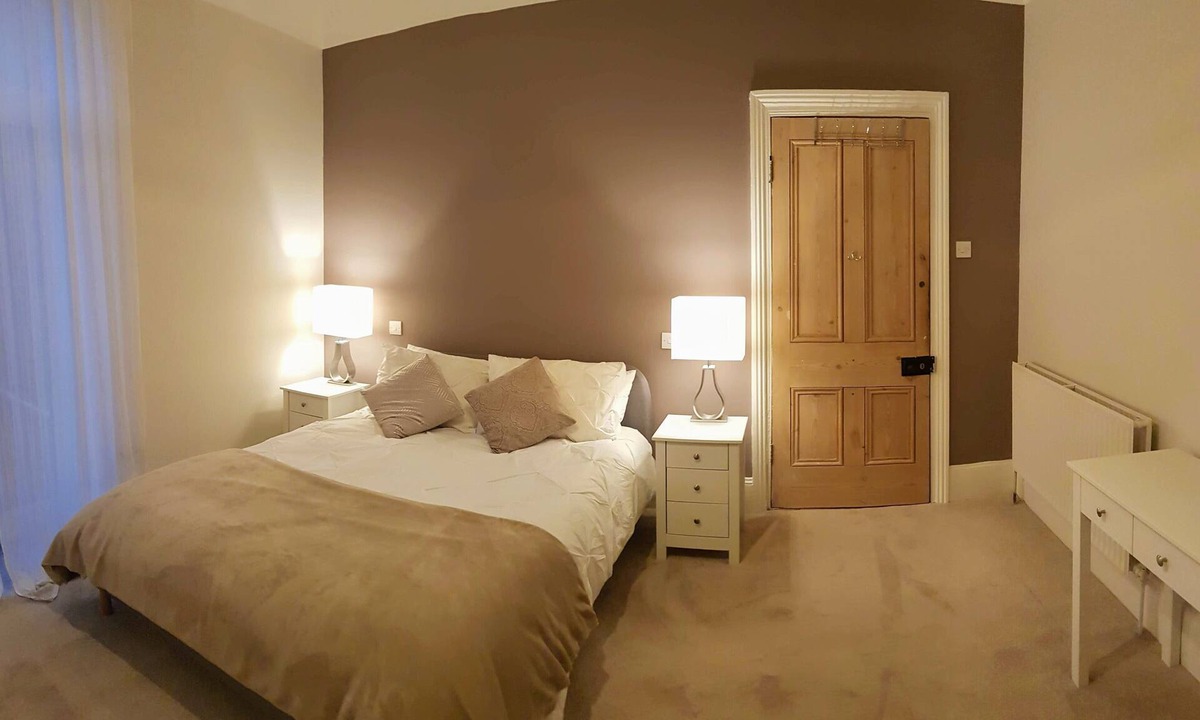 Portsmouth Bed & Breakfast | Bright, airy & spacious room. Centrally located