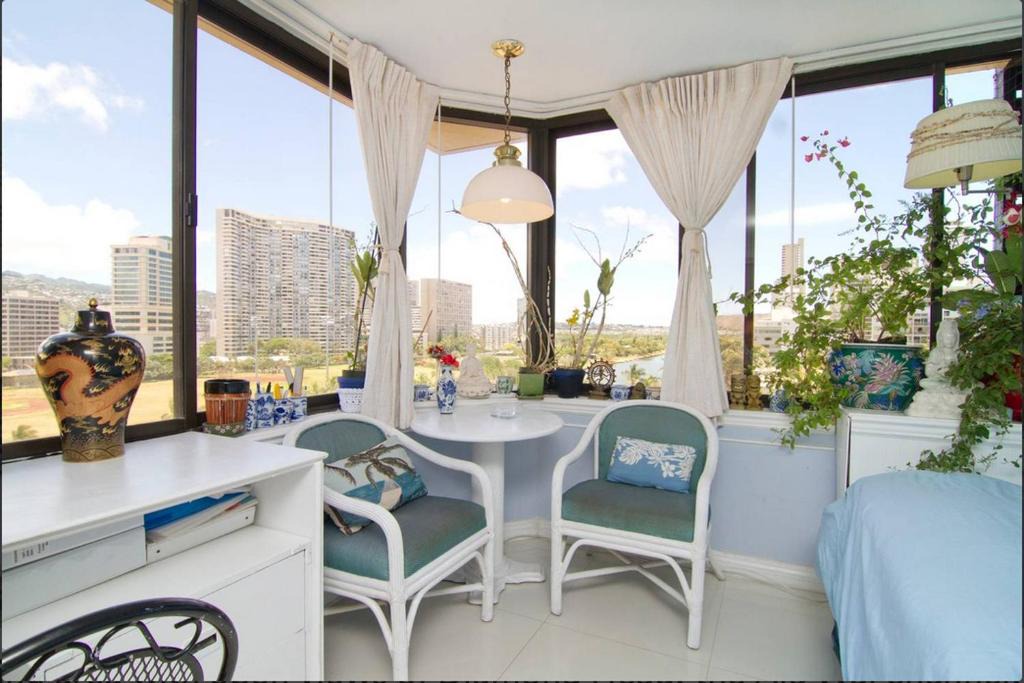 McCully - Moiliili Apartment | Bright Amazing View Walk Everywhere