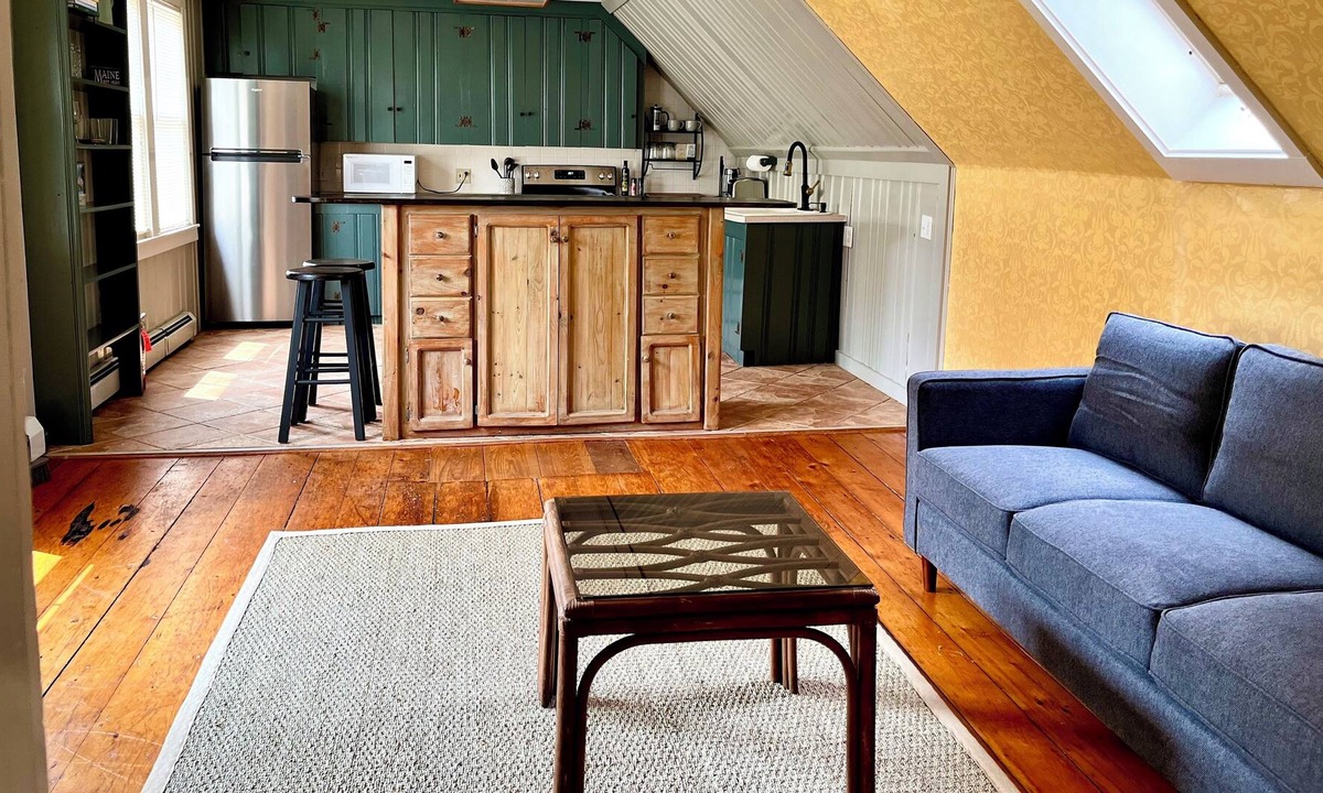 Yarmouth Apartment | Bright and airy 2nd floor apartment