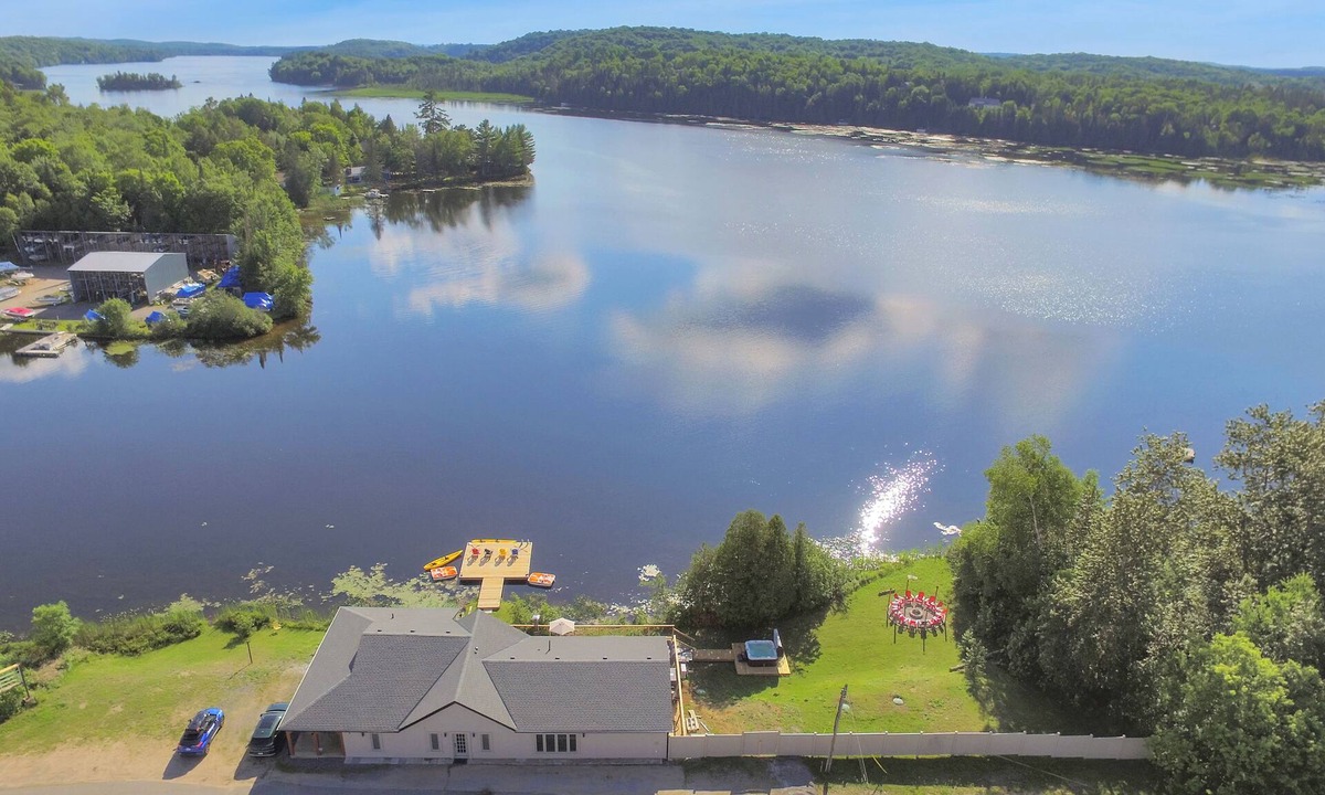 Faraday Cottage | Bright and Beautiful Brand New Cozy Lake Front Cottage in Bancroft