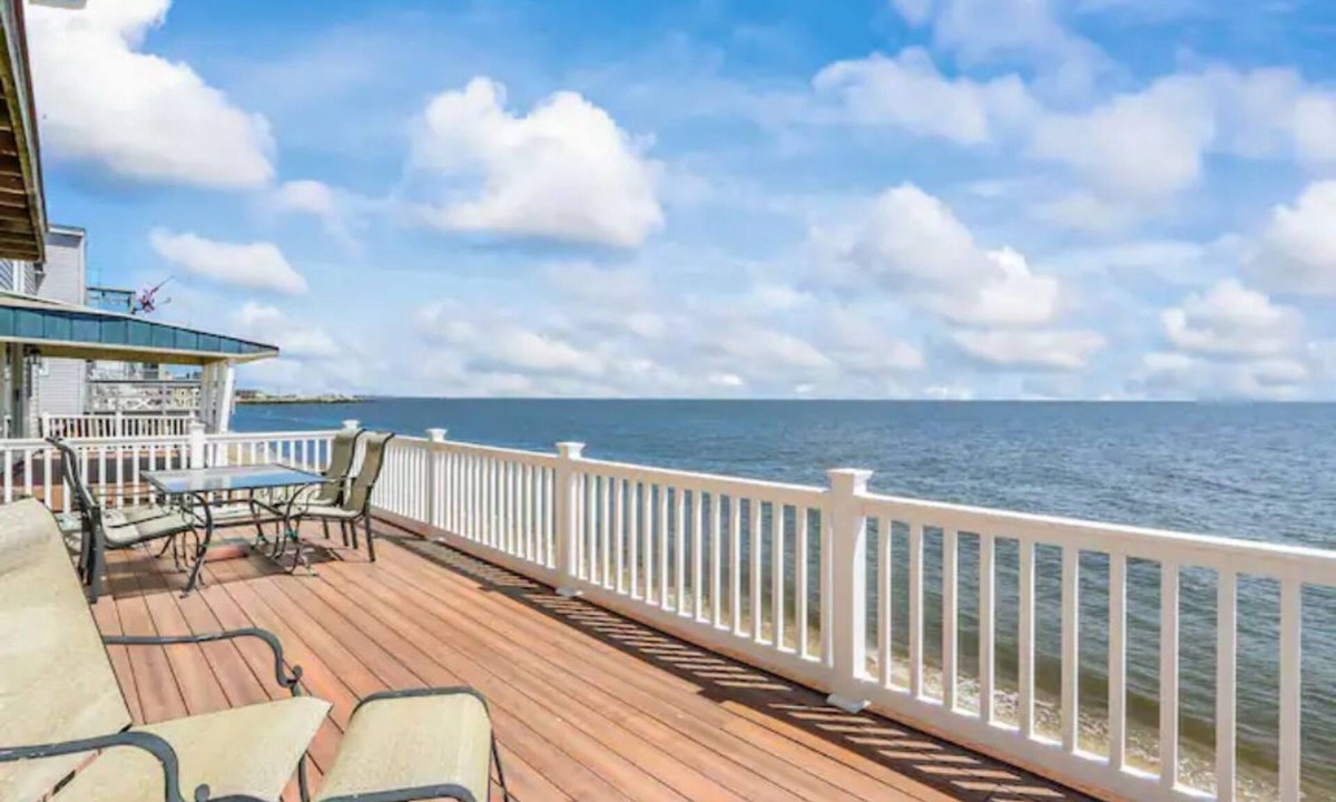 Downe House | Bright and beautiful home on the Delaware Bay