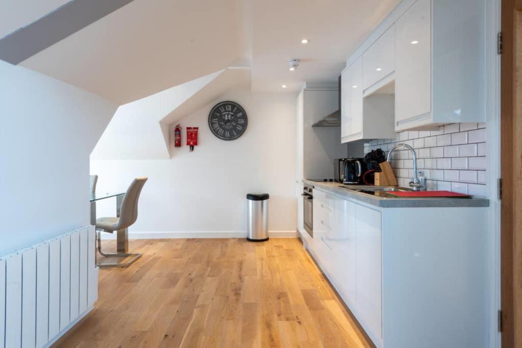 Uxbridge North Apartment | Bright and Big Apartment (BRC)