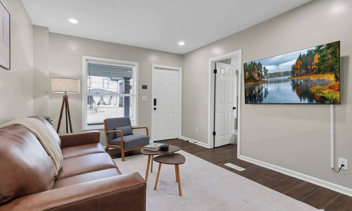 Hilltop House | Bright and Cozy 3BR Retreat Near Downtown Columbus