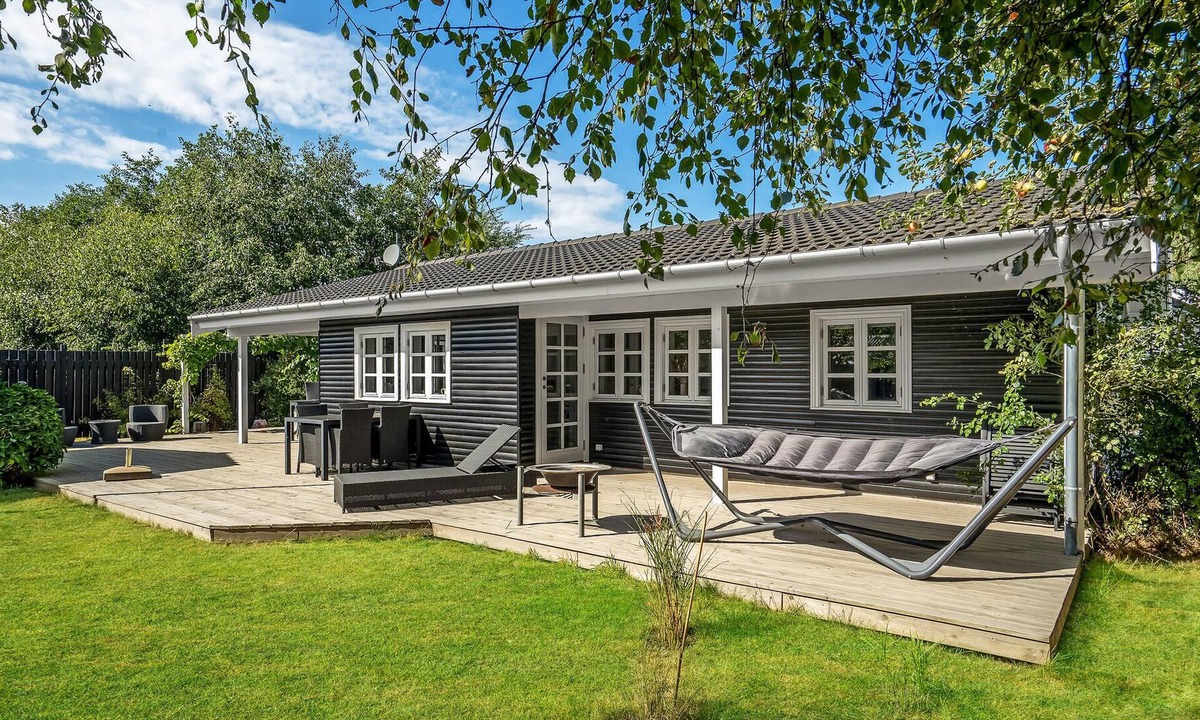 Reersø House | Bright and cozy cottage with beautiful terrace.