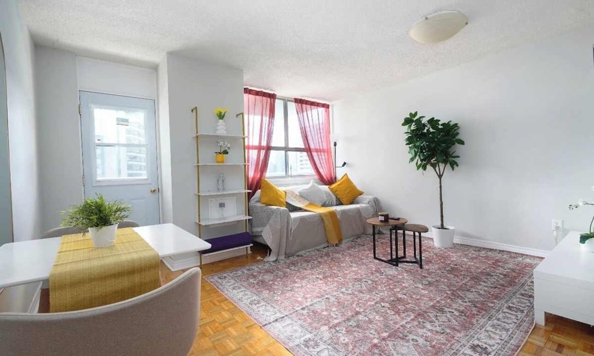 Cabbagetown Apartment | Bright and cozy entire 1 bedroom apartment nQueen Size Bed in downtown Toronto