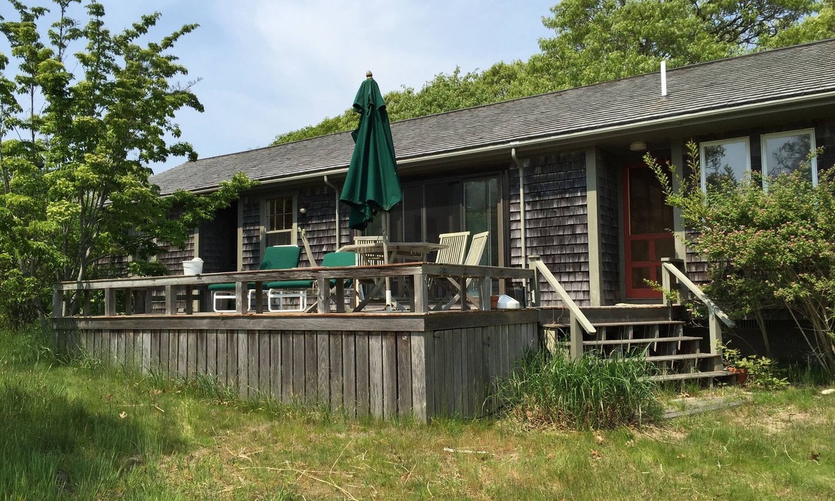 Chilmark Cottage | Bright and cozy menemsha cottage