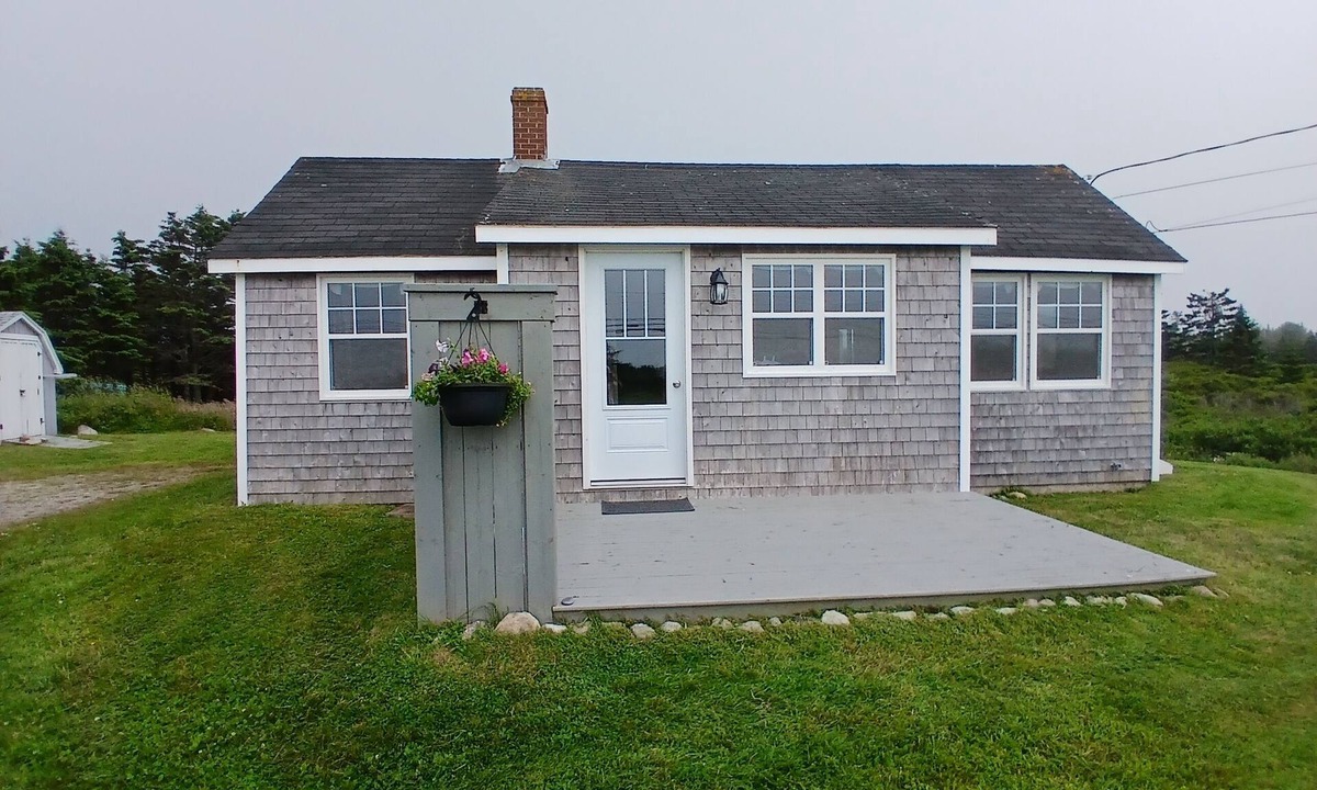 Cape Sable Island Cottage | Bright and Cozy Oceanview Cottage - minutes from white-sand beaches