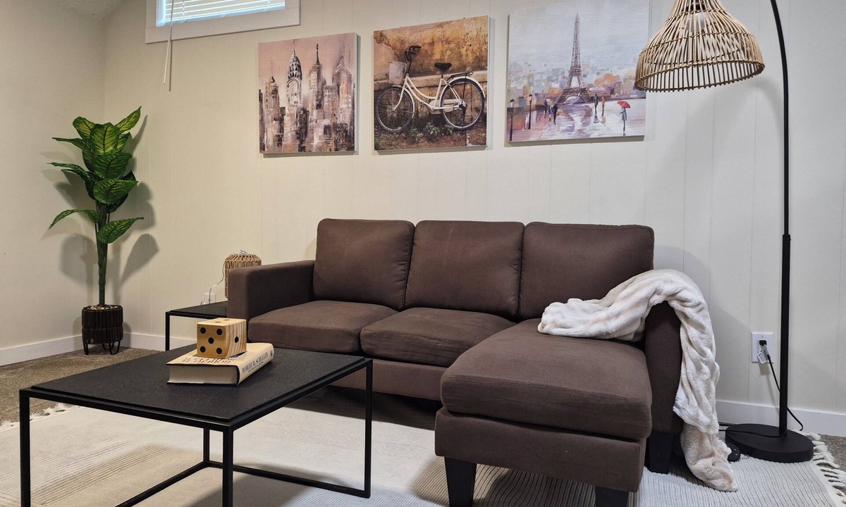 Regina House | Bright and cozy private suite near airport