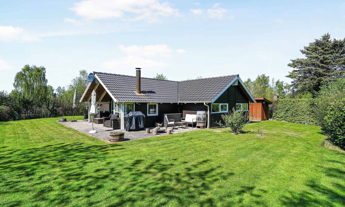 Tikob House | Bright and inviting summer house in North Zealand