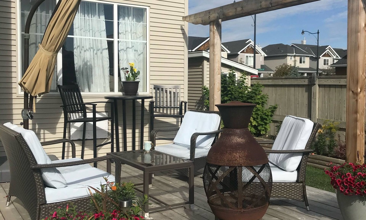 Cougar Ridge House | Bright and modern homen