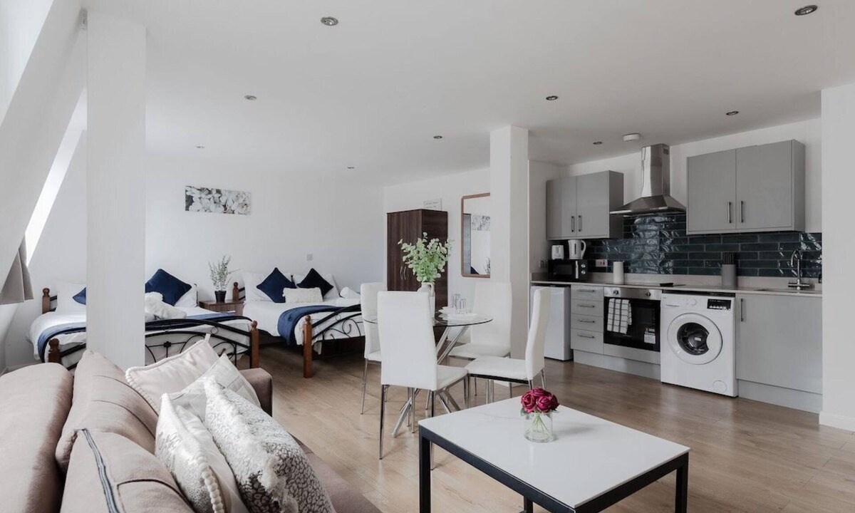 West Ealing Apartment | Bright and Modern Studio Near Ealing Broadway