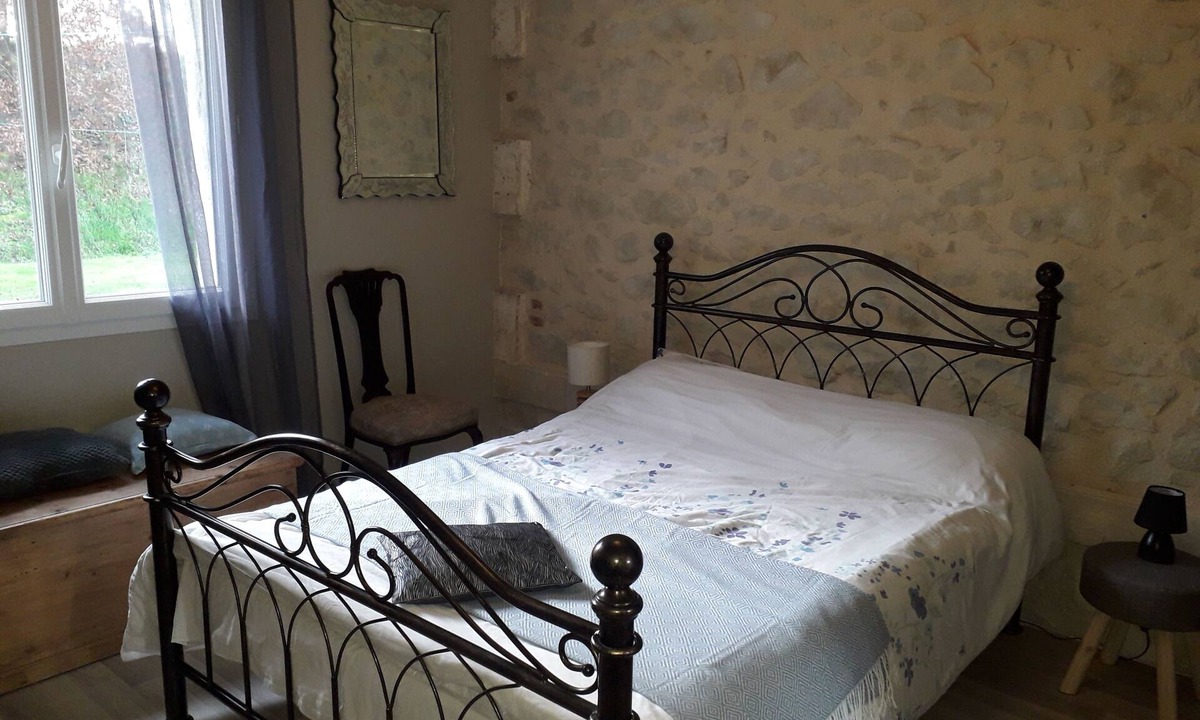 Tombeboeuf Apartment | Bright and new ground floor double bedroom apartment with private garden