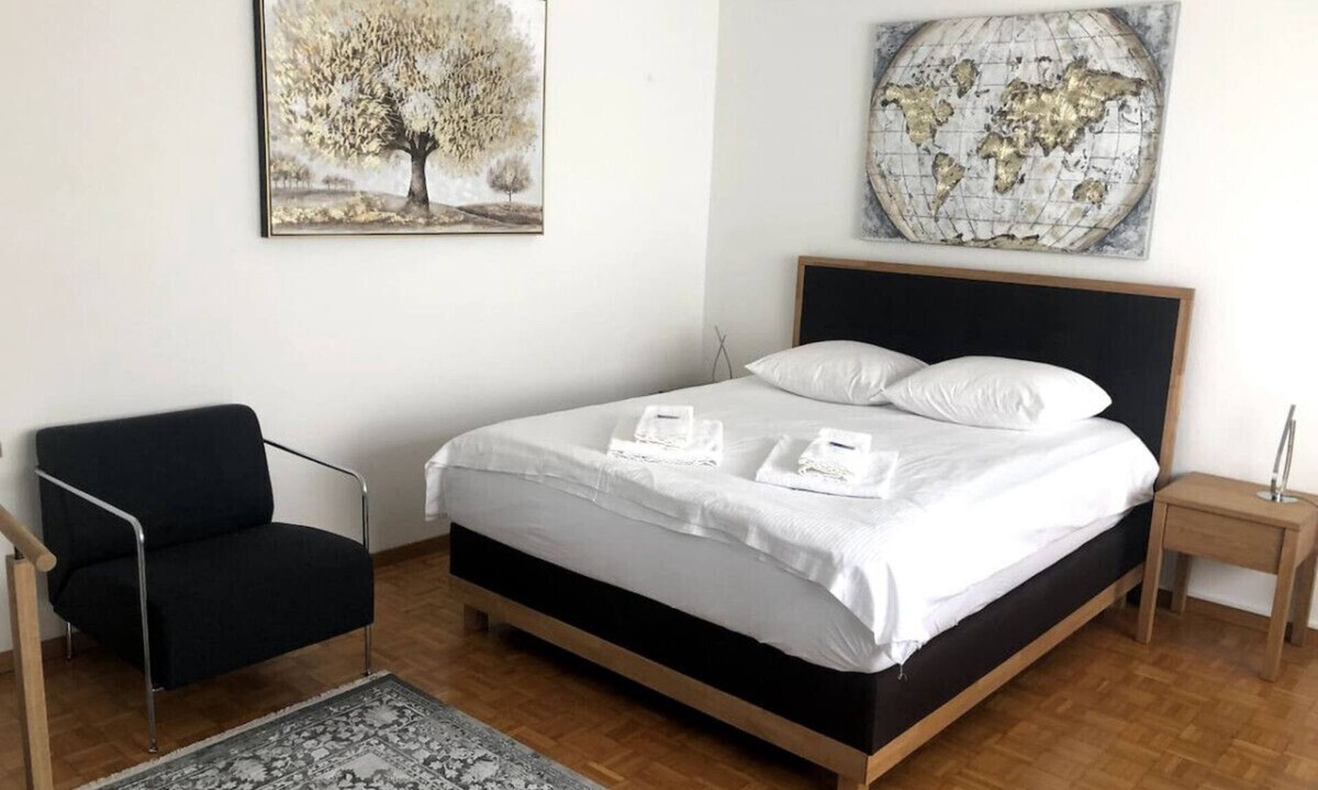 Hirslanden Apartment | Bright and quiet studio in the city center (Sky1)