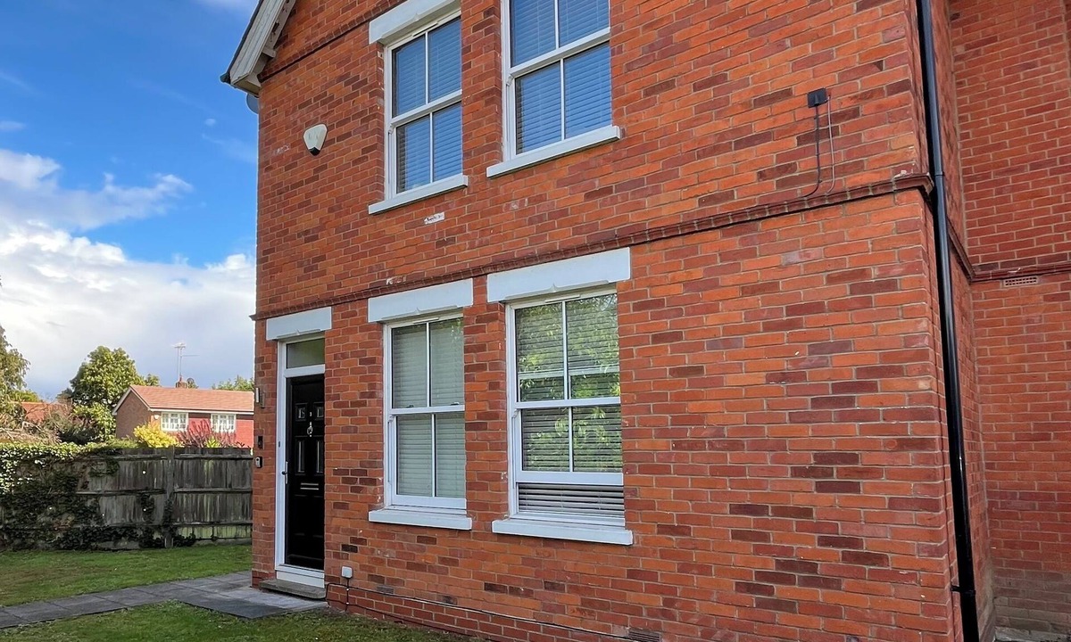 Mortimer West End Apartment | Bright and spacious flat in Mortimer Common.