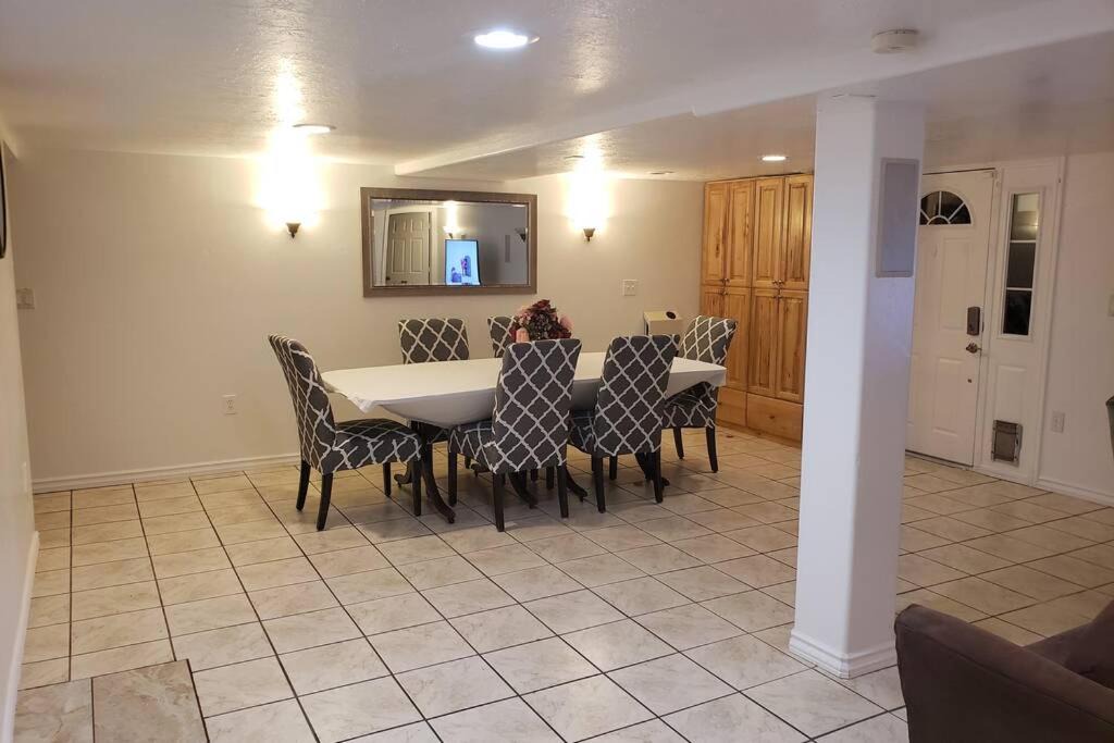 White City Apartment | Bright and spacious 3 bedroom suite near mountains
