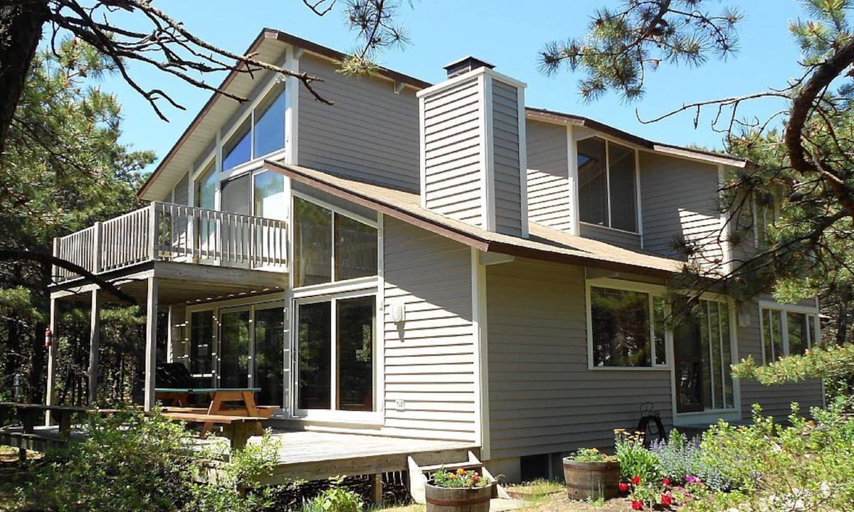 Wellfleet House | Bright and Spacious Near Beaches on Lt. Island (1694)