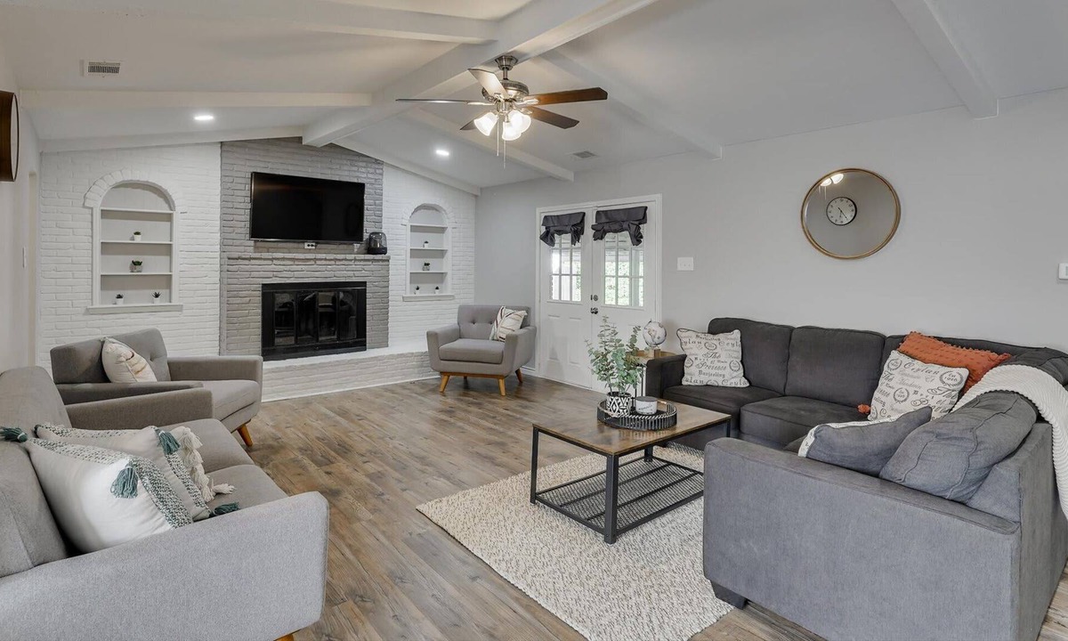 Buckner Terrace - Everglade Park House | Bright and Sunny Dallas Getaway Home