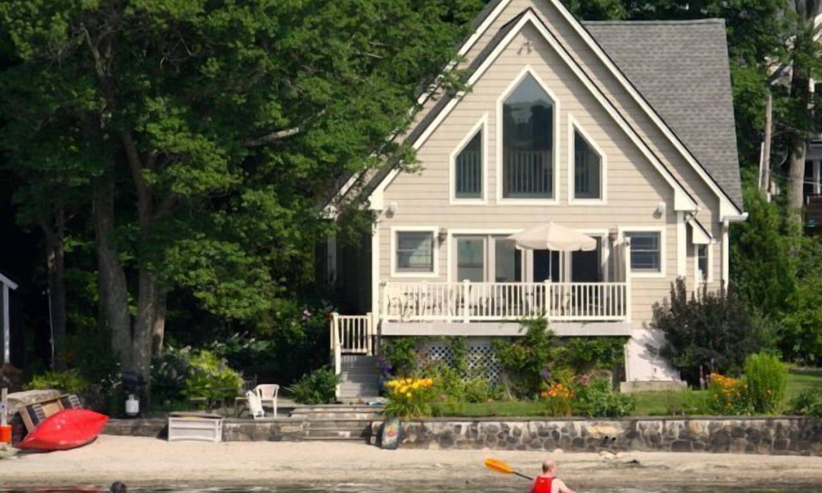 Lakeside House | Bright and Sunny Direct Waterfront with Private Sandy Beach -