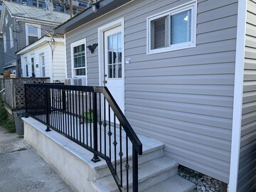 Queens House | Bright and sunny genuine Bungalow