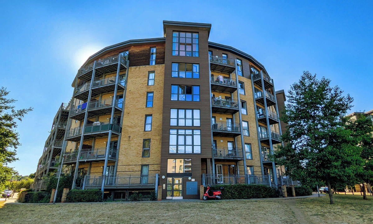 Leabridge Apartment | Bright and Trendy 1BD Canalside Flat in Hackney