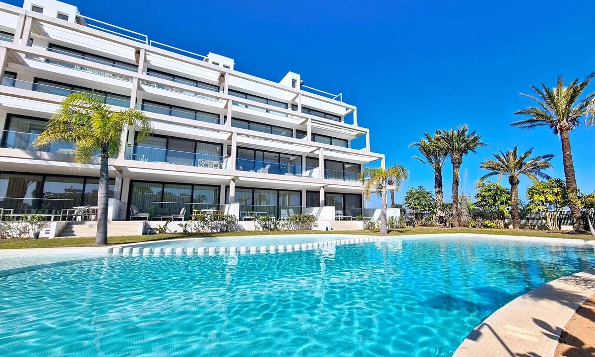 Mar de Cristal Apartment | Bright Apartment with Expansive Poolside Balcony