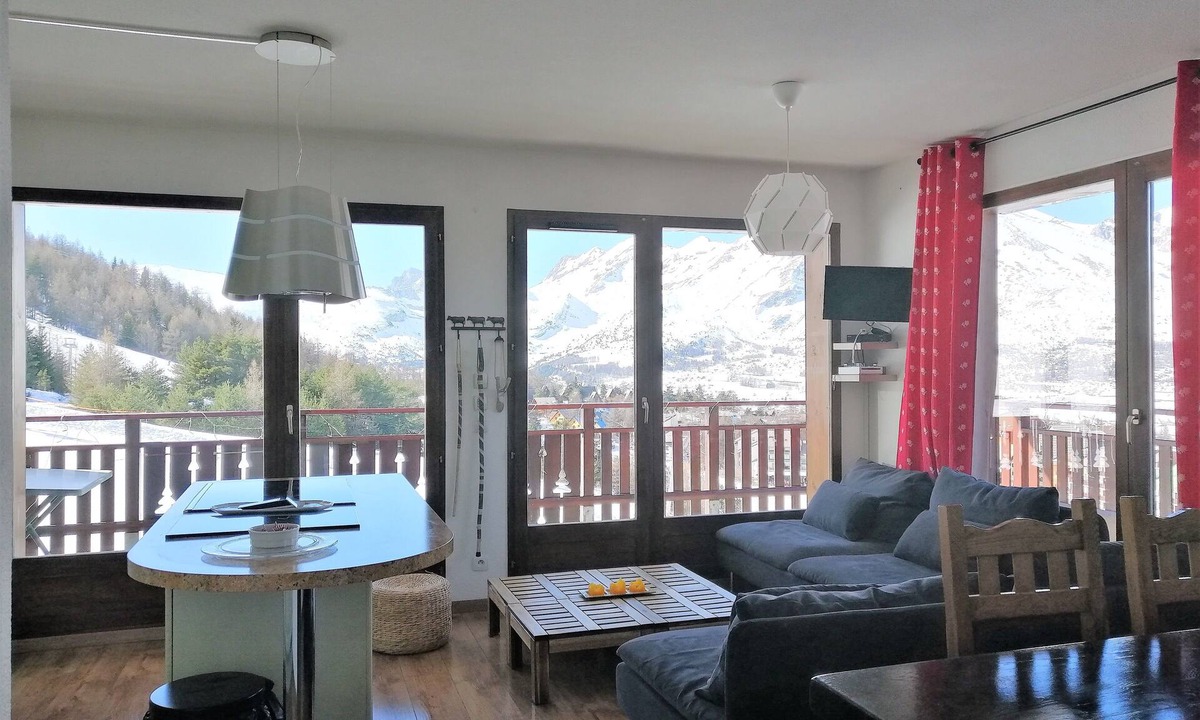 Saint-Etienne-en-Devoluy Apartment | Bright apartment with panoramic views
