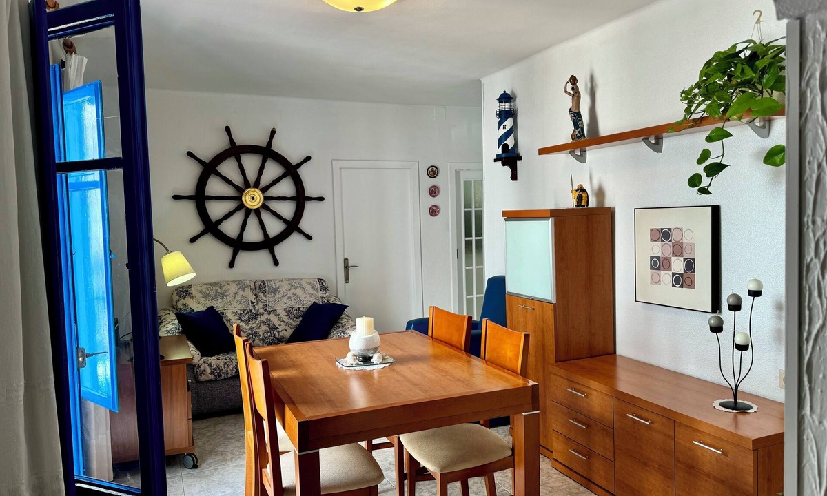 Sant Carles de la Rapita Apartment | Bright apartment in maritime zone