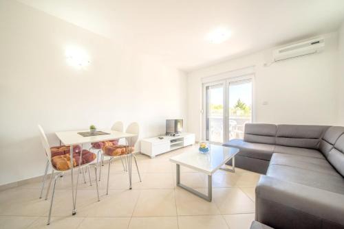 Vrsi Apartment | Bright Apartment in Vrsi with Terrace and Garden, 65 m²