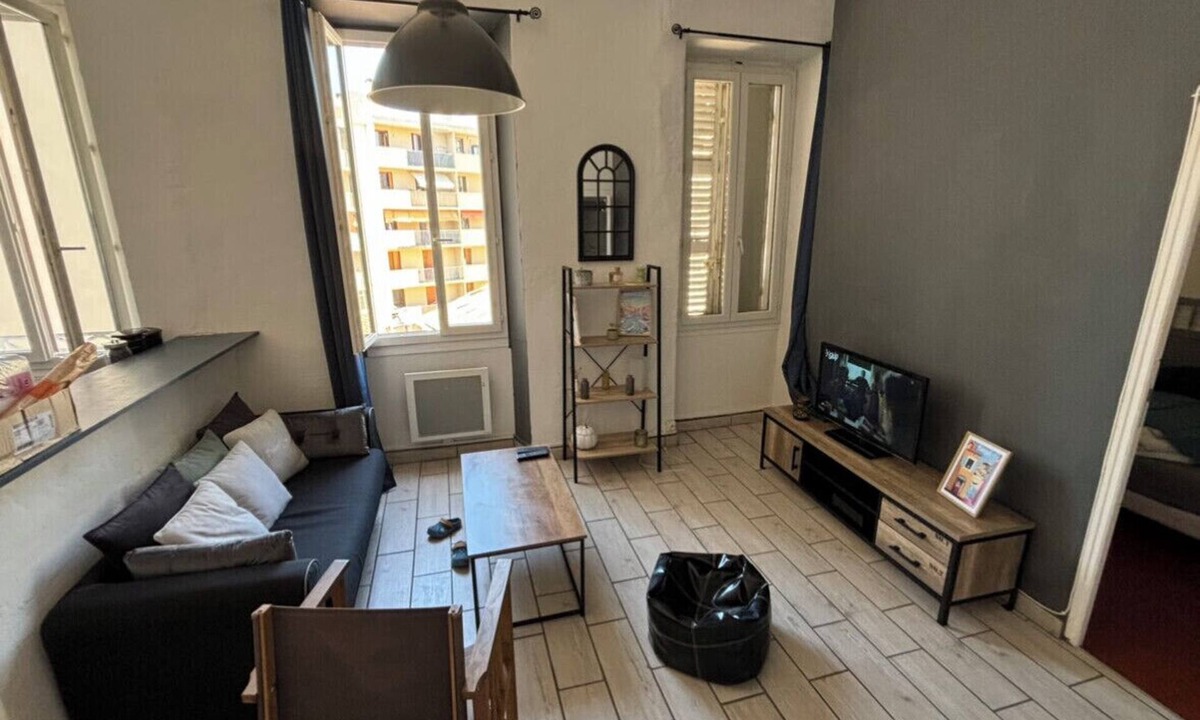 Saint-Lambert Apartment | Bright Apartment Near the Beach and Old Port