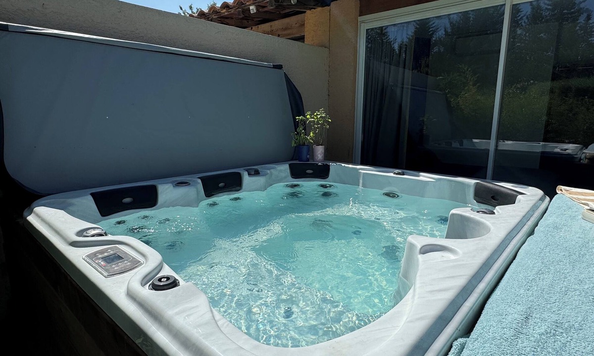 Lattes Apartment | Bright apartment with large terrace & jacuzzi