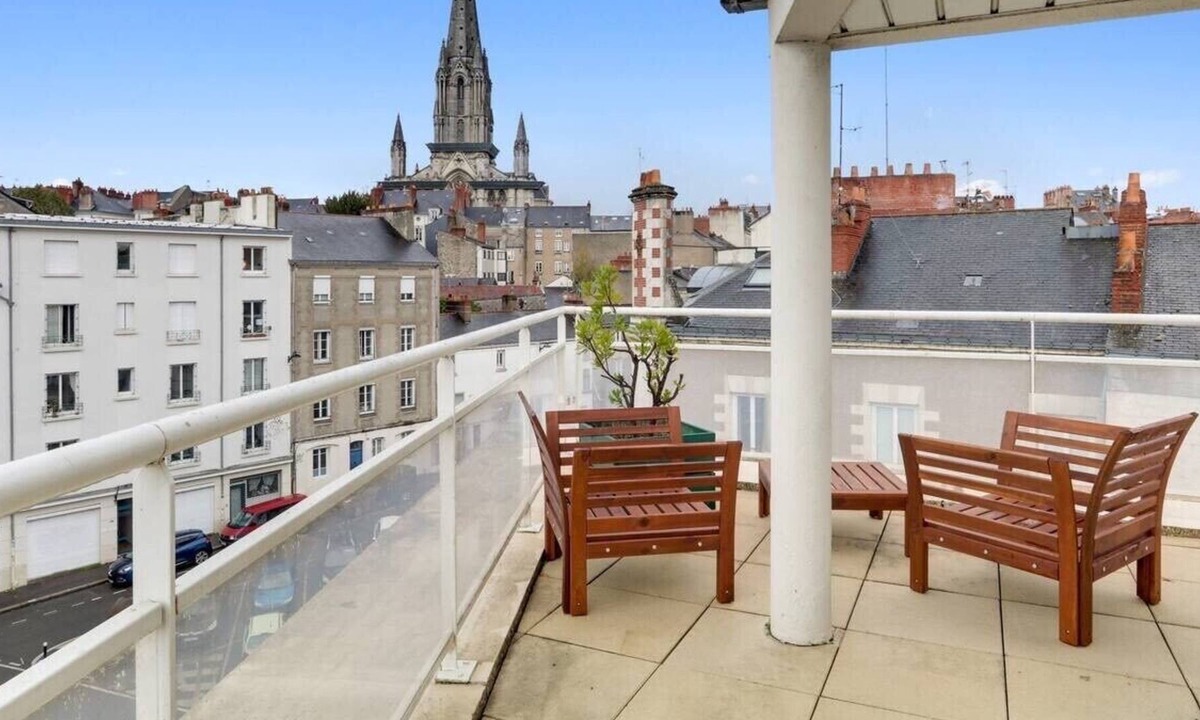 Waldeck-Sully Apartment | Bright apartment with large terrace