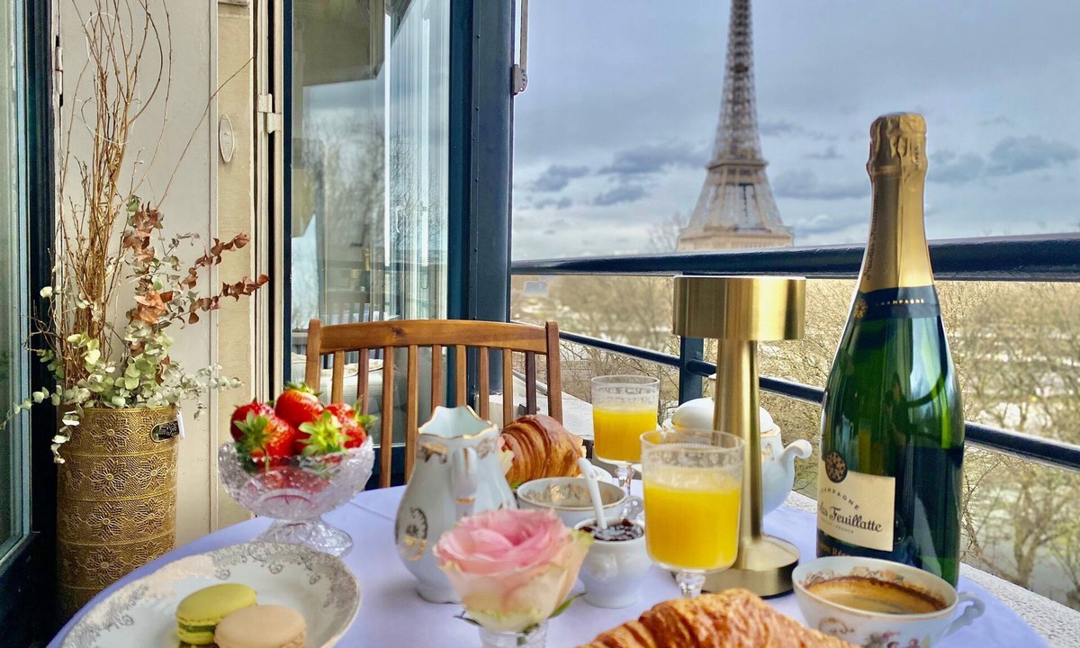 Montmartre Apartment | Bright apartment with stunning Eiffel Tower view PRE