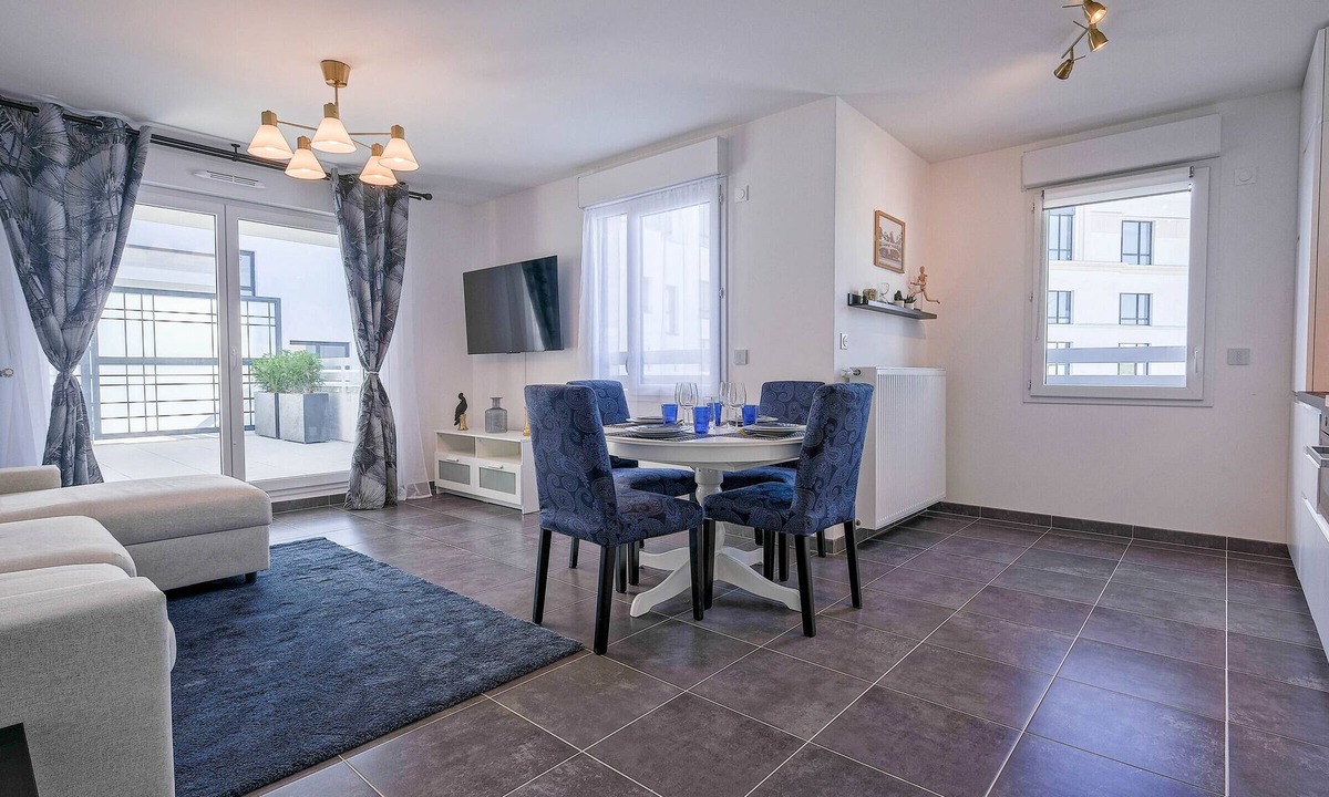 Chessy Apartment | Bright apartment with terrace and parking near Disneyland Paris