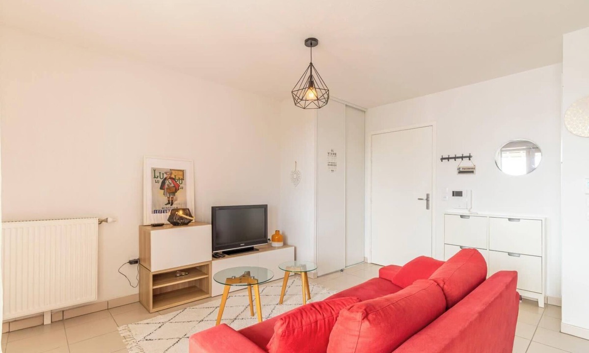 Saint Michel Apartment | Bright apt with furnished balcony, Toulouse.
