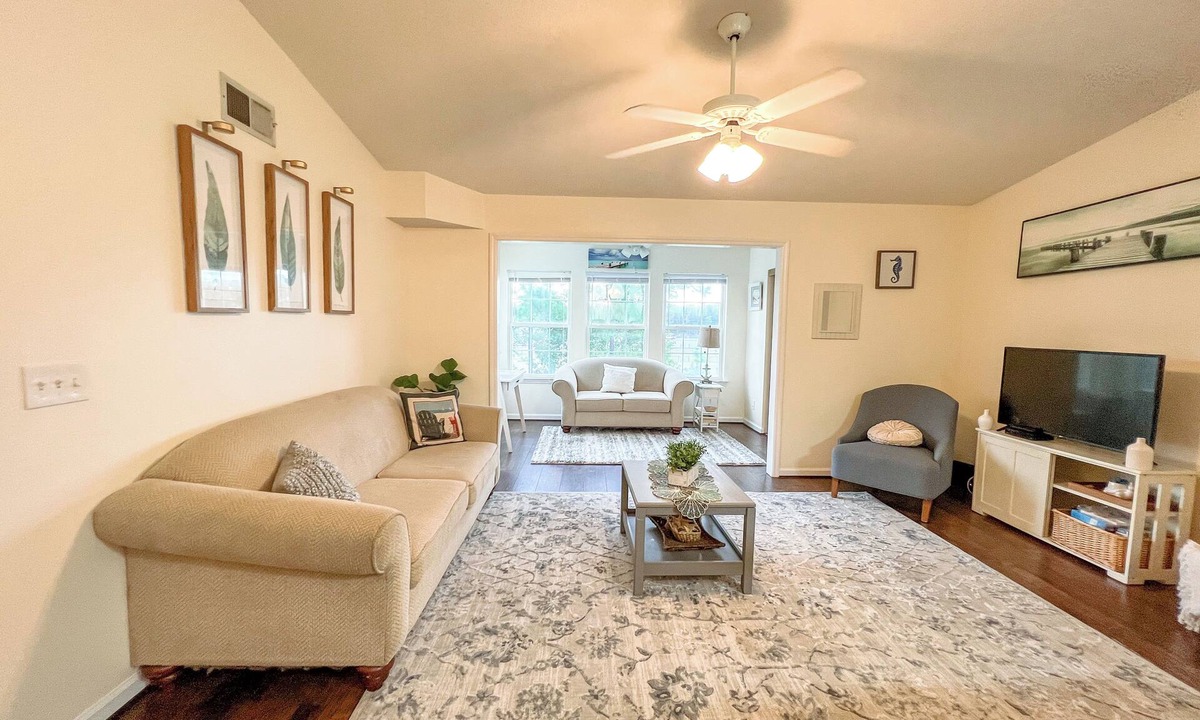 Garden City Condo | Bright & Beachy 2bd/2ba 3rd floor condo with pool. 5 min drive to the beach
