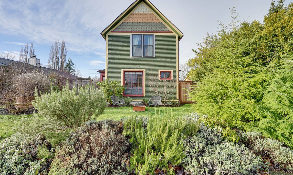 Columbia House | Bright Bellingham Home w/Fire Pit: 1 Mi to Beach!