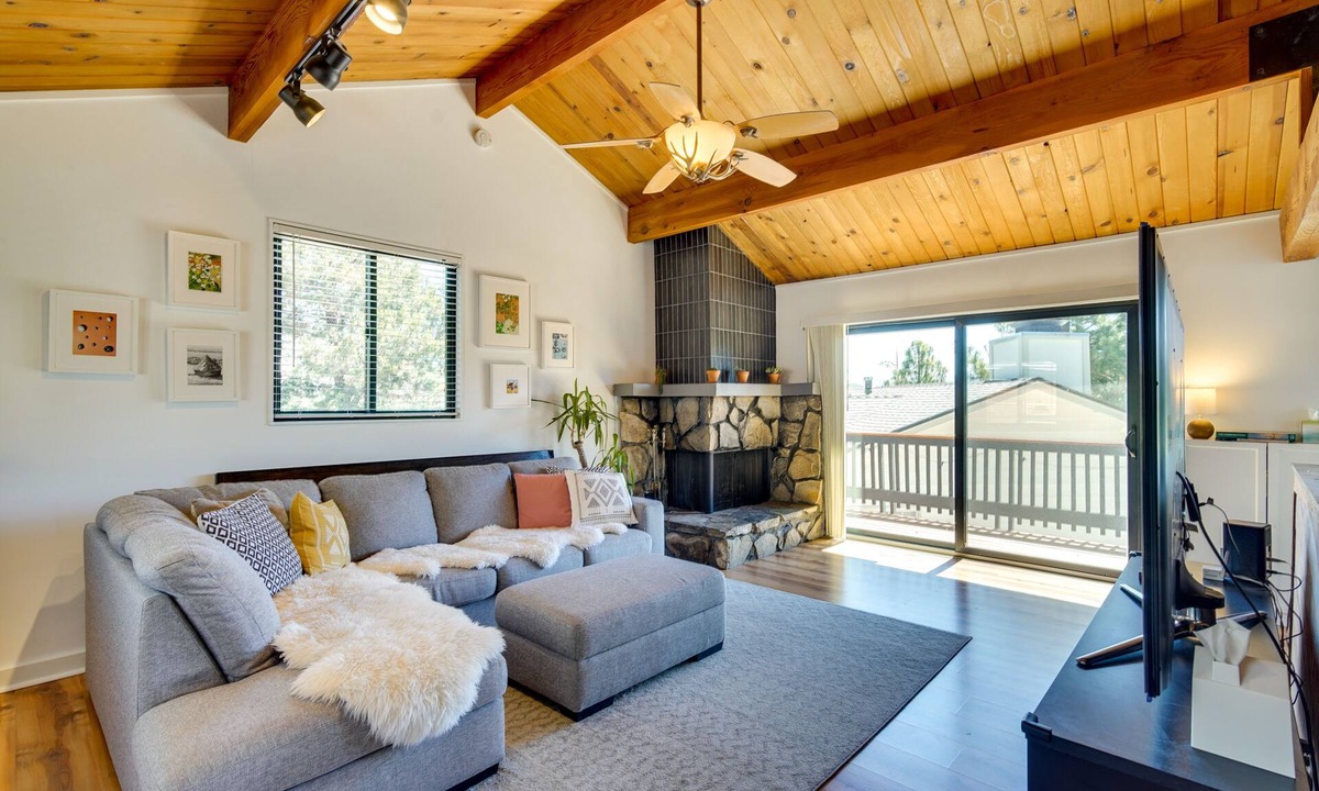 Big Bear City Cottage | Bright Big Bear Cottage w/ Fire Pit: 3 Mi to Lake!